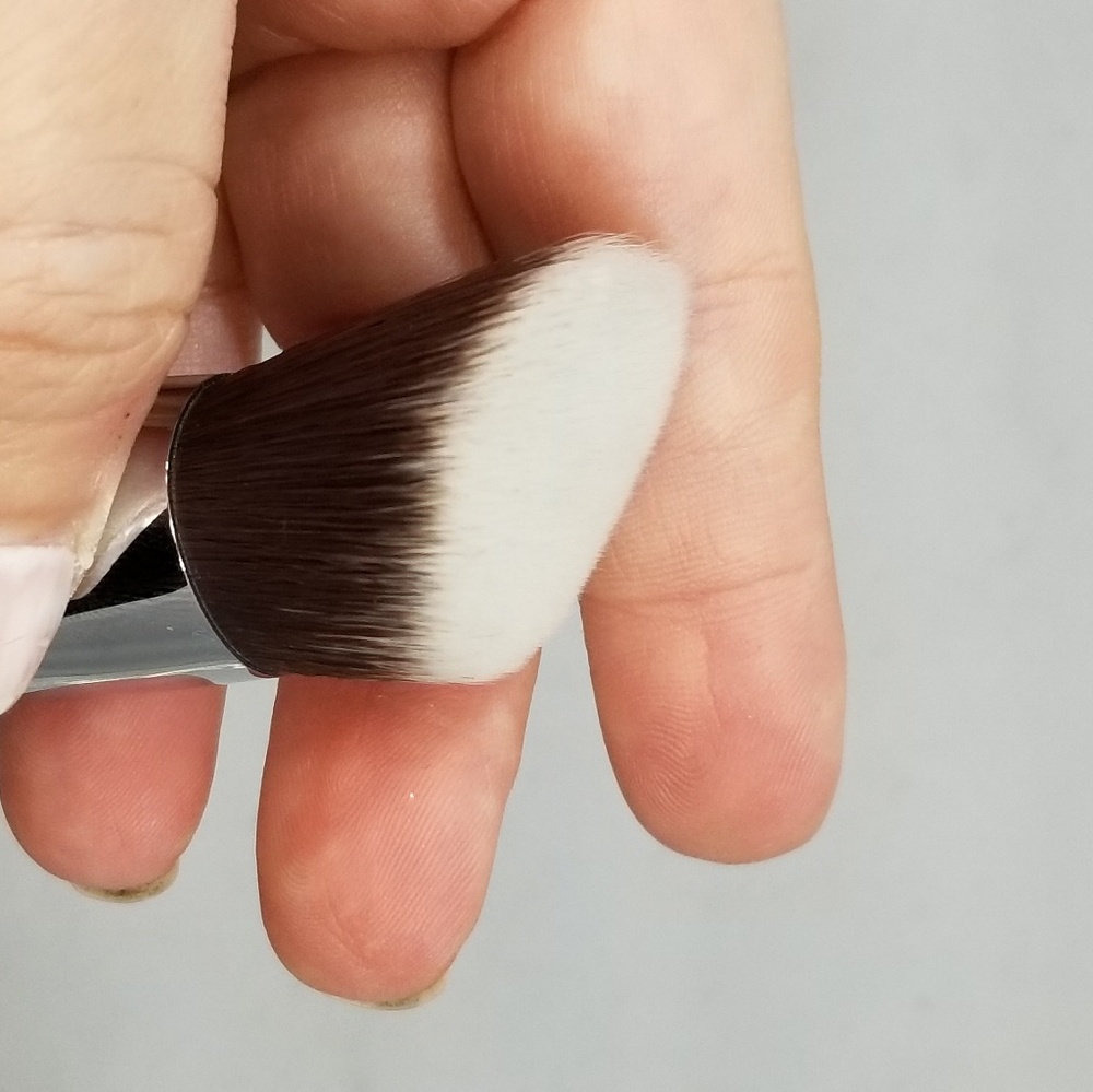 POWDER BAKING ANGLED KABUKI BRUSH - Picture 7 of 8